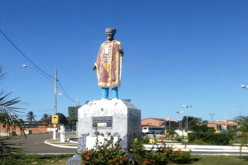 Estatua representando o artista local Arthur Bispo do Rosario. Foto por divulgacao.